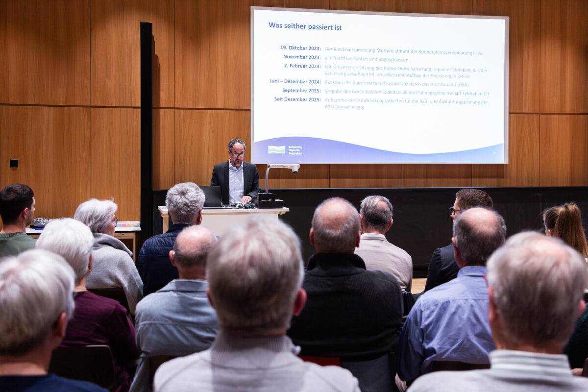 Marco Frigerio erläuter die Hintergründe  am Informationsanlass zur Sanierung der Deponie Feldreben in Muttenz