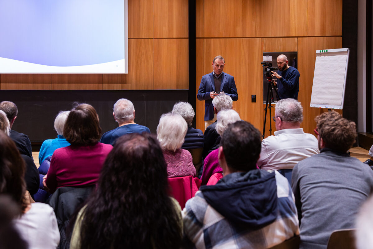 Roger Rütte beantwortet Fragen aus der Bevölkerung  am Informationsanlass zur Sanierung der Deponie Feldreben in Muttenz